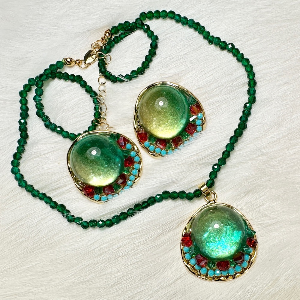 Elegant Jumble Green and Gold Necklace & Earrings Set, Centerpiece 1×1 inch #S50